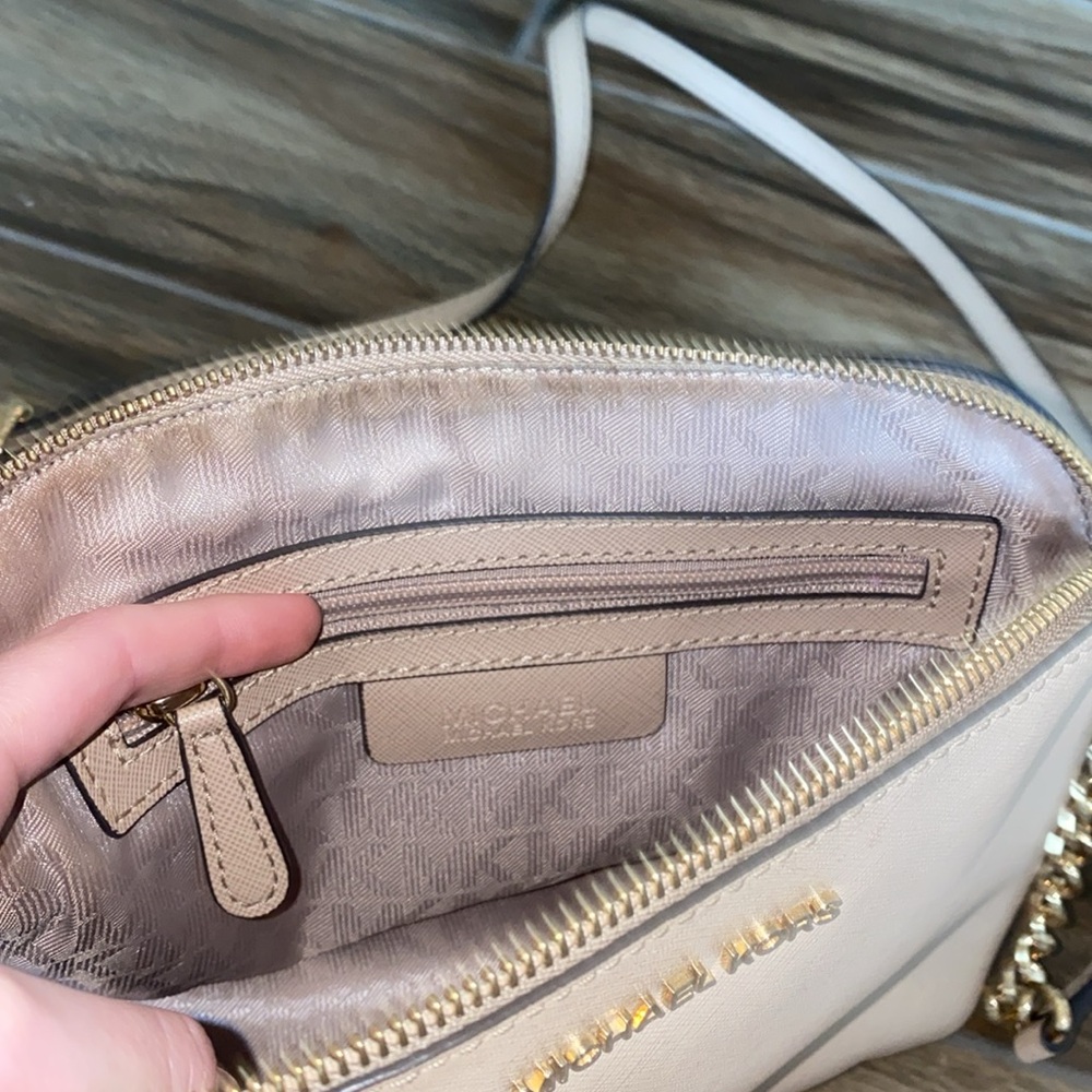 💋Michael Kors Cream Crossbody Bag! - Picture 5 of 10